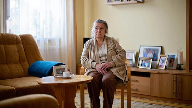 Бабушка сидит в кресле