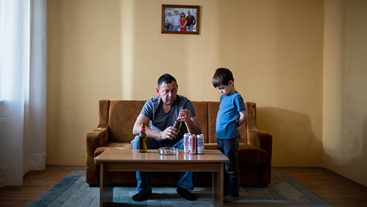 Мужчина с алкогольной зависимостью и его сын